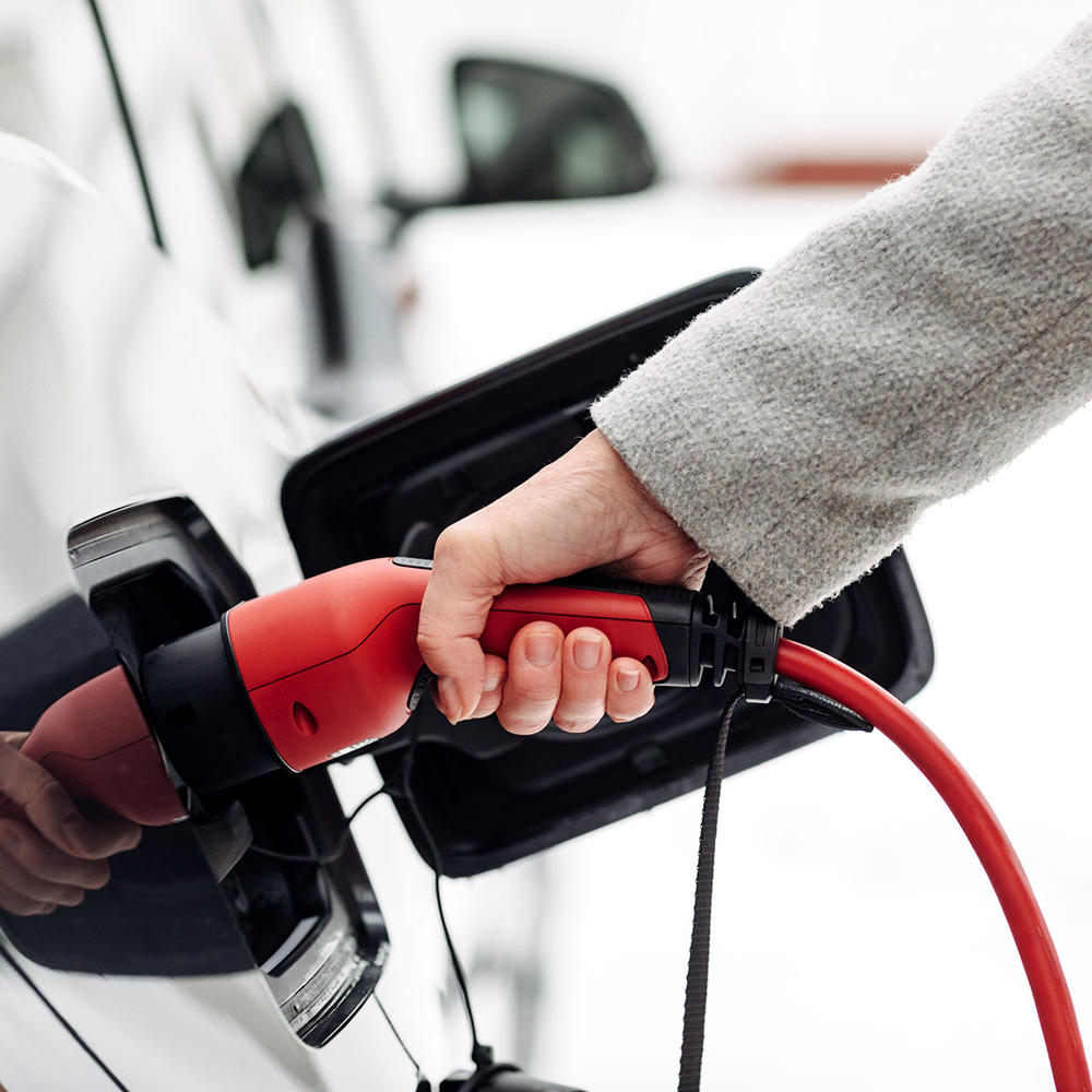 eConnect_IQ_width_lady_hand_connecting_car_winter_2344_web-10001000