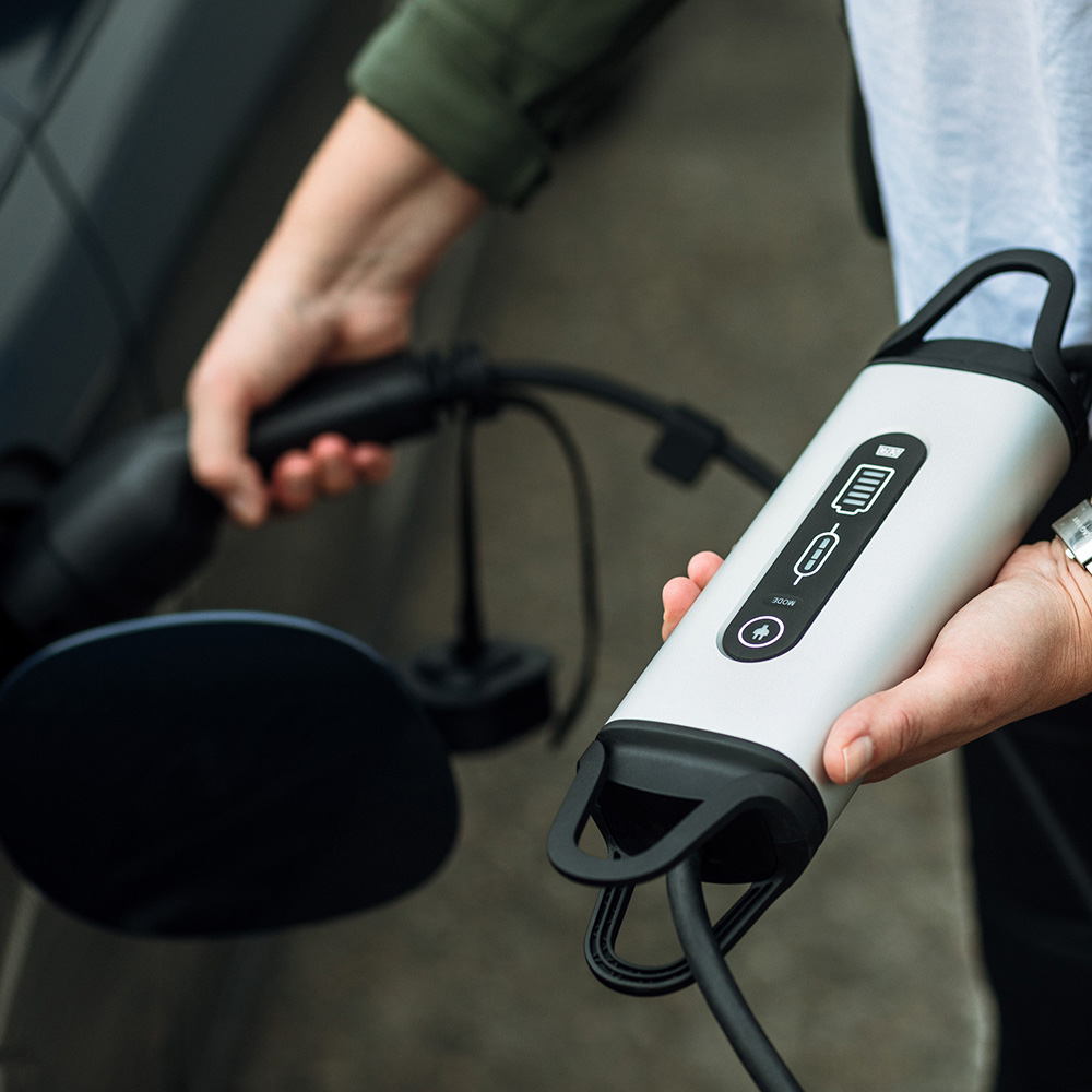eMove_Mode2_width_Plug-into-the-car_hand_NEW_2194_trykk